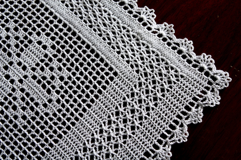 Lacey Snowflakes Table Runner PDF pattern image 3