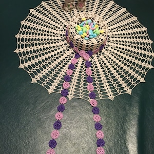 Spring Bonnet Door Decoration or Candy Dish Doily PDF file