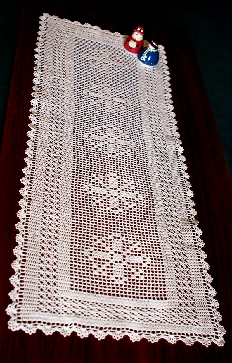 Lacey Snowflakes Table Runner PDF pattern image 1