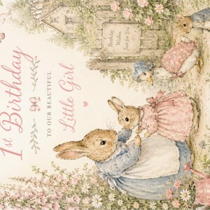 Pode incluir: Um cartão de aniversário encantador com uma ilustração de coelhos e um patinho. O texto diz: «Feliz 1º aniversário para a nossa linda menina». A ilustração usa cores pastel suaves, incluindo rosa, azul e verde, para um ambiente terno.