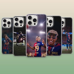 以下が含まれることがあります： 赤と青のユニフォームを着たサッカー選手の画像が特徴の、5つの携帯電話ケースのコレクション。ケースには、アスリートのさまざまなアクションショットとポートレートが示されており、選手の名前と背番号が表示されています。
