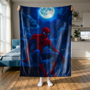 Koc Spiderman, polarowy koc Night City, komiksowy koc z superbohaterami, prezent dla fana Spidermana, dekoracja sypialni z superbohaterami, przytulny koc dla dzieci