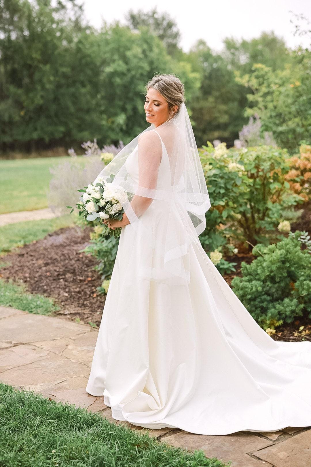 Fingertip Wedding Veil: Two Tier Bridal Veil With Horsehair  display picture 3