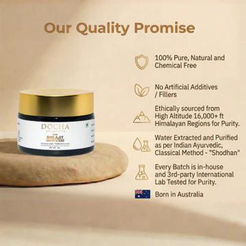 Op de afbeelding: Een pot DOCHA Shilajit met een gouden deksel en een zwart etiket, rustend op een beige, getextureerd oppervlak. De tekst op het etiket luidt "100% Puur, Natuurlijk en Chemievrij" en "Geboren in Australi&euml;."