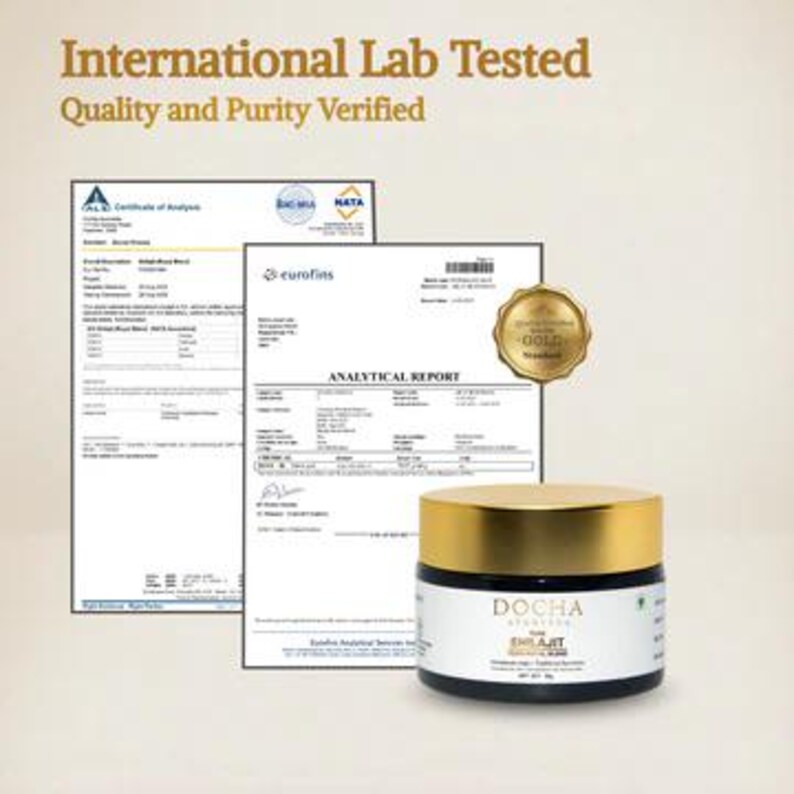 Op de afbeelding: Een potje huidverzorgingsproduct met een gouden deksel en een wit etiket, vergezeld van twee analyserapporten en een gouden zegel. De tekst "International Lab Tested" en "Quality and Purity Verified" zijn zichtbaar.