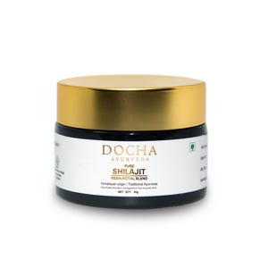 Op de afbeelding: Een kleine, ronde pot met een gouden deksel en een zwarte basis. Het etiket luidt "DOCHA AYURVEDA PURE SHILAJIT RESIN-ROYAL BLEND". De pot bevat een donkere substantie en is ge&euml;tiketteerd met een nettogewicht van 30g.