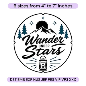 Pode incluir: Um design de bordado circular com uma silhueta de montanha preta, uma lanterna azul-petróleo escura e quatro pinheiros. O texto diz Wander Under Stars. A imagem inclui o texto 6 sizes from 10 cm to 18 cm e os formatos DST EMB EXP HUS JEF PES VIP VP3 XXX.