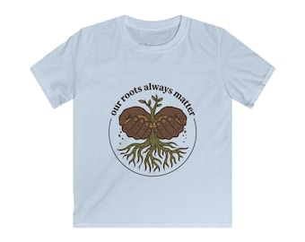 Camiseta infantil "Nuestras raíces siempre importan" / Raíces de árbol, manos formando un corazón, diseño inspirado en la naturaleza.