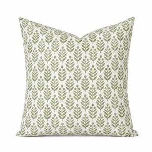 Capa de almofada com estampa geométrica verde-oliva, em algodão orgânico com motivos botânicos, estilo rústico.