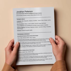 Puede incluir: Un currículum vitae de Jonathan Petterson, Analista de Datos Senior especializado en Inteligencia de Negocios y Análisis de Productos. El documento enumera habilidades técnicas, incluyendo SQL, Python y herramientas de visualización de datos como Tableau.