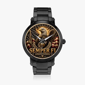 Może przedstawiać: Czarny metalowy zegarek na rękę z okrągłą tarczą przedstawiającą bielika amerykańskiego, flagę USA i złoty emblemat. Napis SEMPER FI oraz ALWAYS FAITHFUL jest nadrukowany złotymi literami w dolnej części tarczy zegarka wraz z gwiazdką.