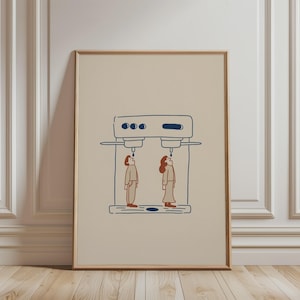 Può includere: Una stampa artistica incorniciata con sfondo beige e un disegno a linee blu scuro e color ruggine. L'illustrazione raffigura una macchina da caffè con due figure in piedi sotto i beccucci, ciascuna con la bocca aperta per prendere una goccia.