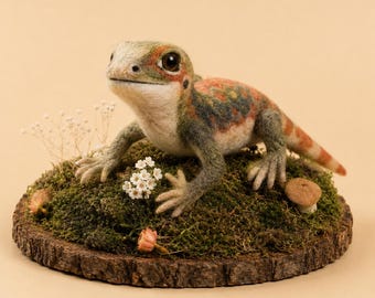 Needle Felted Gecko Diorama, Handmade Wool Lizard Sculpture on Moss Base, Reptile Lover Gift, Forest Desk Decor