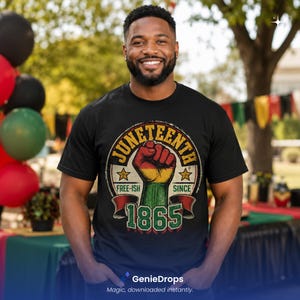Puede incluir: Una camiseta negra de manga corta con un estampado gráfico de un puño levantado en colores rojo, amarillo y verde. El texto dice JUNETEENTH, FREE-ISH SINCE y 1865, acompañado de dos estrellas doradas y un diseño de cinta roja.