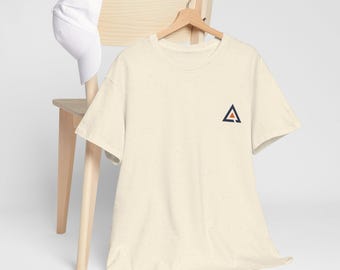 Minimalistisches Logo T-Shirt | Sand & Natürlich Bauhaus Streetwear | Städtisches ätherisches T-Shirt