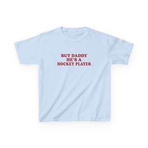 Maar papa is een hockeyspeler y2k baby-T-shirt, hockeyromantiek T-shirt, Booktok hockeyromantiekshirt, grappig hockeymeisje-babyshirt, puck Bunny-shirt afbeelding 9