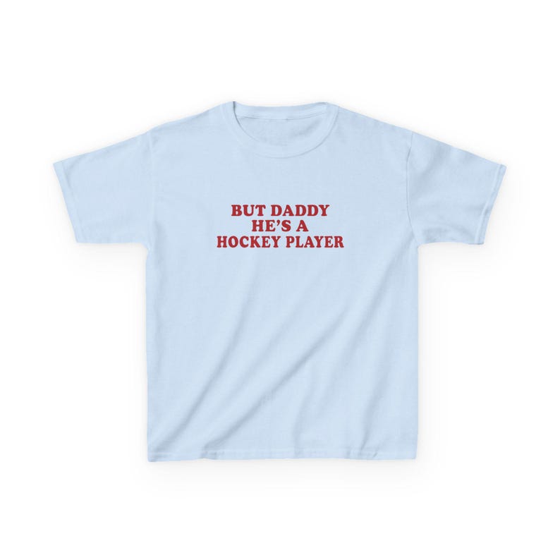 Maar papa is een hockeyspeler y2k baby-T-shirt, hockeyromantiek T-shirt, Booktok hockeyromantiekshirt, grappig hockeymeisje-babyshirt, puck Bunny-shirt afbeelding 9