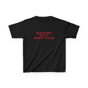 Maar papa is een hockeyspeler y2k baby-T-shirt, hockeyromantiek T-shirt, Booktok hockeyromantiekshirt, grappig hockeymeisje-babyshirt, puck Bunny-shirt afbeelding 8