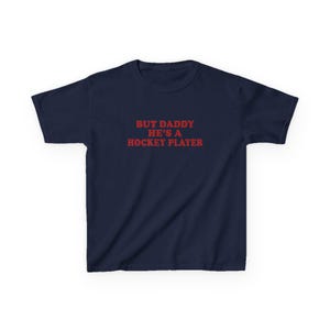 Maar papa is een hockeyspeler y2k baby-T-shirt, hockeyromantiek T-shirt, Booktok hockeyromantiekshirt, grappig hockeymeisje-babyshirt, puck Bunny-shirt afbeelding 10