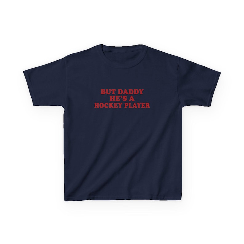 Maar papa is een hockeyspeler y2k baby-T-shirt, hockeyromantiek T-shirt, Booktok hockeyromantiekshirt, grappig hockeymeisje-babyshirt, puck Bunny-shirt afbeelding 10