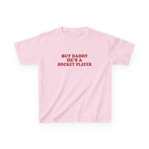 Maar papa is een hockeyspeler y2k baby-T-shirt, hockeyromantiek T-shirt, Booktok hockeyromantiekshirt, grappig hockeymeisje-babyshirt, puck Bunny-shirt afbeelding 11
