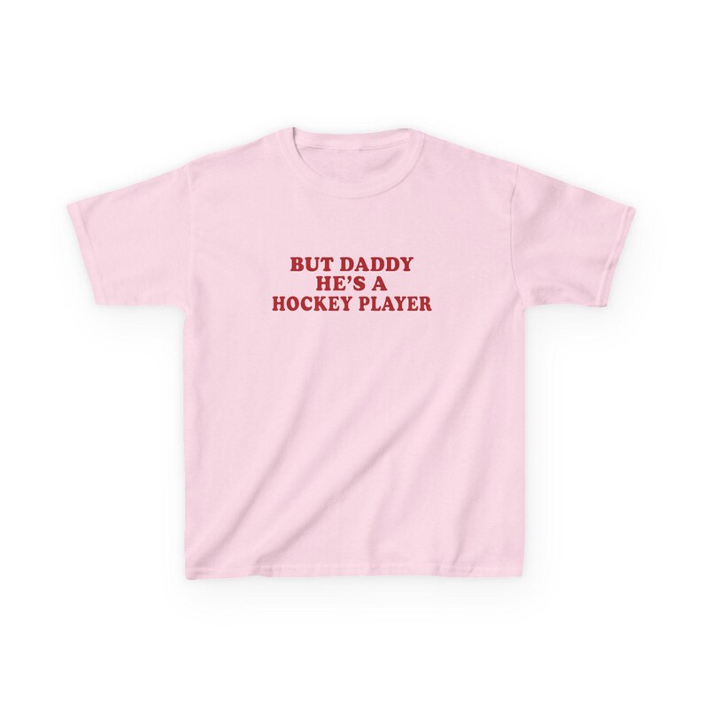 Maar papa is een hockeyspeler y2k baby-T-shirt, hockeyromantiek T-shirt, Booktok hockeyromantiekshirt, grappig hockeymeisje-babyshirt, puck Bunny-shirt afbeelding 11