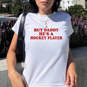 Maar papa is een hockeyspeler y2k baby-T-shirt, hockeyromantiek T-shirt, Booktok hockeyromantiekshirt, grappig hockeymeisje-babyshirt, puck Bunny-shirt afbeelding 2