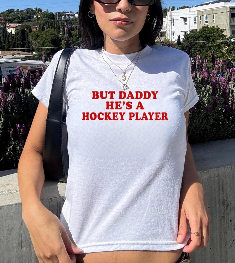 Maar papa is een hockeyspeler y2k baby-T-shirt, hockeyromantiek T-shirt, Booktok hockeyromantiekshirt, grappig hockeymeisje-babyshirt, puck Bunny-shirt afbeelding 2