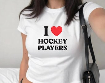 Maglietta "I heart hockey players y2k baby", maglietta grafica "love hockey players", maglietta minimalista per tifosi di hockey, maglietta da hockey alla moda, maglietta da acquario per ragazzi