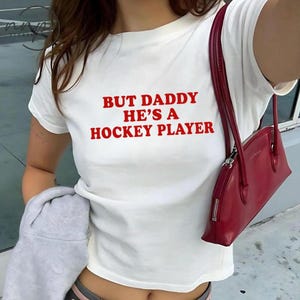Maar papa is een hockeyspeler y2k baby-T-shirt, hockeyromantiek T-shirt, Booktok hockeyromantiekshirt, grappig hockeymeisje-babyshirt, puck Bunny-shirt afbeelding 1
