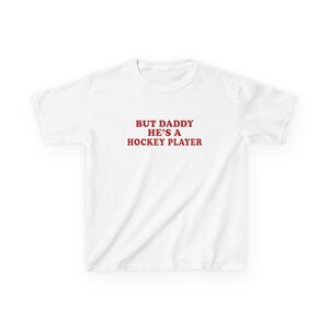 Maar papa is een hockeyspeler y2k baby-T-shirt, hockeyromantiek T-shirt, Booktok hockeyromantiekshirt, grappig hockeymeisje-babyshirt, puck Bunny-shirt afbeelding 6