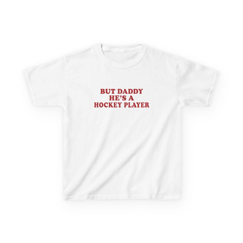 Maar papa is een hockeyspeler y2k baby-T-shirt, hockeyromantiek T-shirt, Booktok hockeyromantiekshirt, grappig hockeymeisje-babyshirt, puck Bunny-shirt afbeelding 6
