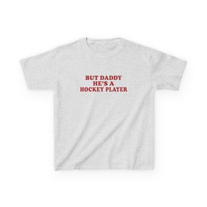Maar papa is een hockeyspeler y2k baby-T-shirt, hockeyromantiek T-shirt, Booktok hockeyromantiekshirt, grappig hockeymeisje-babyshirt, puck Bunny-shirt afbeelding 7