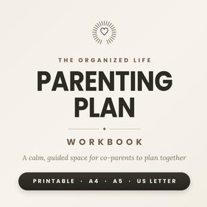 Könnte beinhalten: Ein cremefarbenes digitales Arbeitsbuch-Cover mit dem Titel The Organized Life Parenting Plan Workbook. Es enthält ein kleines Herz-Symbol, Text über Co-Parenting und einen schwarzen Button mit den druckbaren Formaten A4, A5 und US Letter.