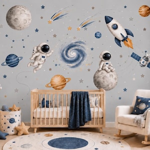 Peut inclure: Une fresque murale représentant des illustrations spatiales à l'aquarelle avec deux astronautes, une fusée, un satellite, des planètes, des étoiles et une galaxie. Le motif inclut une lune, une planète à anneaux et des étoiles filantes.