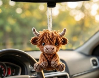 Ręcznie wykonany na szydełku brelok do samochodu z krową szkocką, zawieszka na lusterko wsteczne z amigurumi