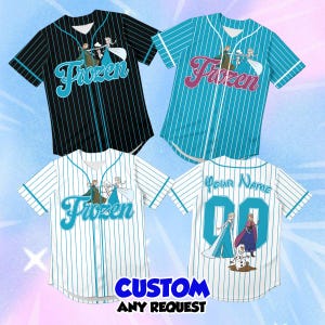 Peut inclure: Quatre maillots de baseball &agrave; manches courtes boutonn&eacute;s avec des rayures et des graphismes de personnages Frozen. Les chemises sont noires, bleu sarcelle et blanches, avec un maillot blanc affichant Your Name et le num&eacute;ro 00 au dos.