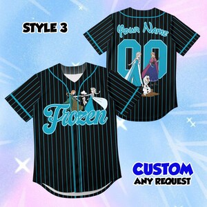 Peut inclure: Un maillot de baseball noir avec de fines rayures verticales bleu sarcelle. L'avant pr&eacute;sente le mot Frozen en &eacute;criture bleu sarcelle et des personnages du film. Le dos affiche le texte Your Name, le num&eacute;ro 00 et des personnages. Texte : STYLE 3.