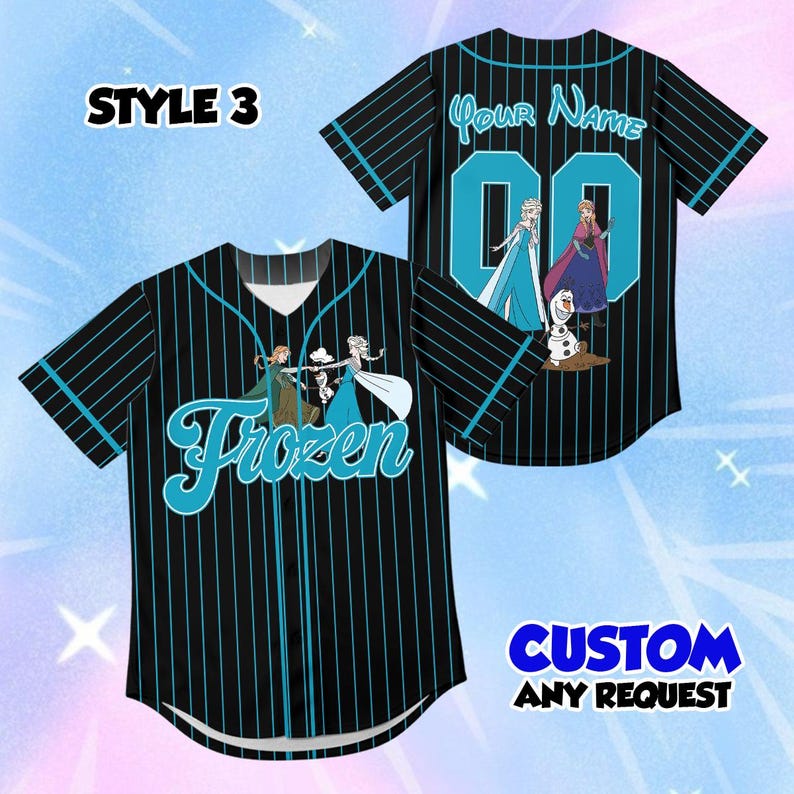 Peut inclure: Un maillot de baseball noir avec de fines rayures verticales bleu sarcelle. L'avant pr&eacute;sente le mot Frozen en &eacute;criture bleu sarcelle et des personnages du film. Le dos affiche le texte Your Name, le num&eacute;ro 00 et des personnages. Texte : STYLE 3.