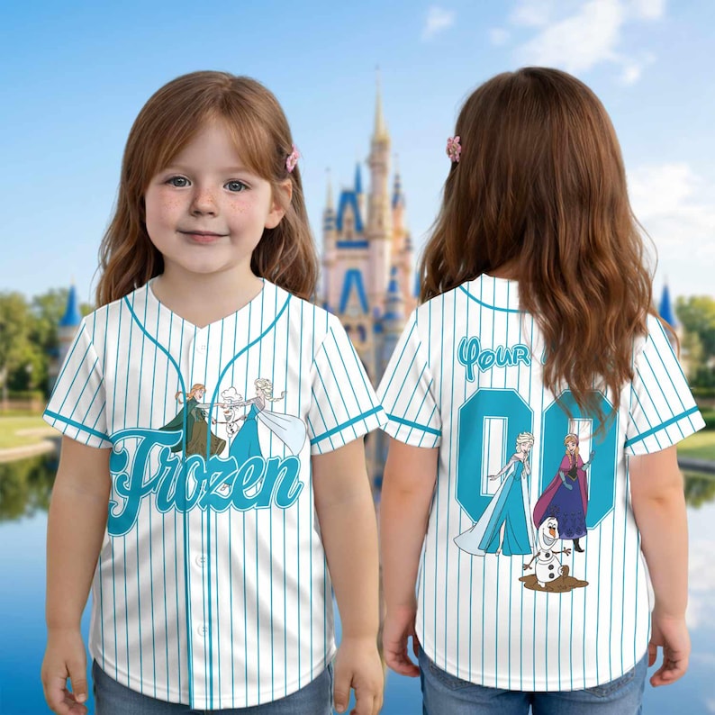 Peut inclure: Un maillot de baseball blanc &agrave; fines rayures verticales bleu sarcelle, orn&eacute; sur le devant d'Anna, Elsa et Olaf avec le texte Frozen, et au dos des m&ecirc;mes personnages avec le texte Your et le num&eacute;ro 00 en grande police bleu sarcelle.