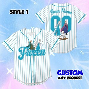 Peut inclure: Un maillot de baseball blanc &agrave; fines rayures bleu sarcelle, avec le mot Frozen en &eacute;criture cursive sur le devant et un graphique d'Elsa, Anna et Olaf au dos avec le texte Your Name et 00. Le texte STYLE 1 et CUSTOM ANY REQUEST apparaissent.