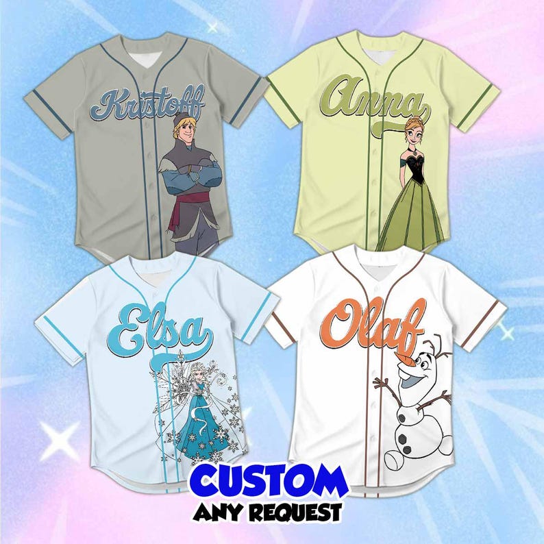 Może przedstawiać: Cztery koszulki baseballowe z postaciami z filmu Kraina Lodu. Każda koszulka ma inny schemat kolor&oacute;w i nazwę postaci: Kristoff, Anna, Elsa i Olaf. Tekst "CUSTOM ANY REQUEST" znajduje się na dole.