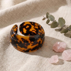 Bracciale rigido largo in acrilico con stampa leopardata e motivo tartarugato, gioiello da donna, idea regalo.