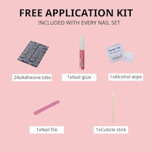 K&ouml;nnte beinhalten: Ein Nagel-Applikationsset bestehend aus 24 Klebelaschen, einer Tube Nagelkleber, einem Alkoholtupfer, einer rosa Nagelfeile und einem h&ouml;lzernen Nagelhautst&auml;bchen. Der Text lautet FREE APPLICATION KIT INCLUDED WITH EVERY NAIL SET.