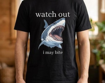 気をつけろ、噛むかもしれないぞ！サメのイラスト入りTシャツ｜海のユーモアグラフィックTシャツ　ギルダン 64000