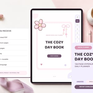 Può includere: Un'agenda digitale intitolata The Cozy Day Book visualizzata sullo schermo di un tablet, con una grafica a fiore rosa e nastro. L'interfaccia include schede di navigazione, un pulsante di avvio e un elenco di 100 pagine premium incluse.
