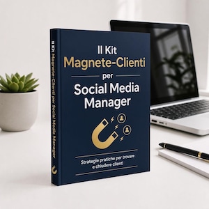 Può includere: Un libro blu navy intitolato "Il Kit Magnete-Clienti per Social Media Manager" con scritte dorate e una grafica a calamita. Un laptop, una penna e una pianta succulenta sono sullo sfondo.