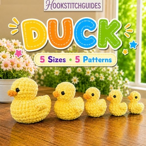 Può includere: Una fila di cinque anatroccoli gialli all'uncinetto di varie dimensioni. L'anatroccolo più grande ha un becco arancione e occhi neri. L'immagine include la parola "DUCK" e il testo "5 Sizes • 5 Patterns".