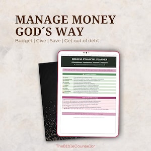 Puede incluir: Un planificador financiero digital en una tableta con el texto "Manage Money God's Way". El planificador incluye secciones para presupuestos, donaciones y ahorros. Un cuaderno negro con motas doradas está al lado de la tableta.