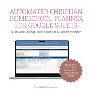 Puede incluir: Una computadora portátil muestra un planificador familiar cristiano digital para la escuela en casa. La pantalla muestra un planificador de lecciones detallado con secciones para información familiar, horarios semanales y detalles del plan de estudios. El texto incluye "Automated Christian Homeschool Planner for Google Sheets."